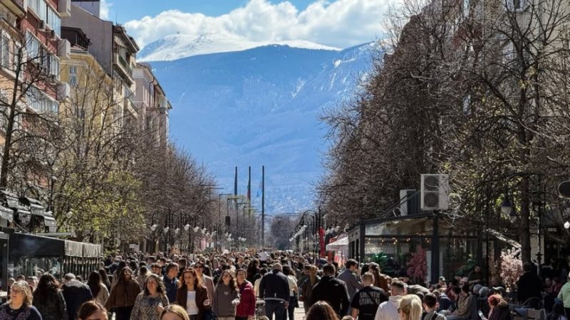 Бугарски граѓани во главната пешачка зона „Витоша“ во Софија